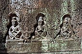 Preah Khan - inner temple, praying hermit figures.